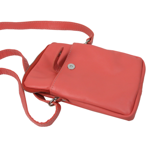 Небольшая женская кожаная наплечная сумка Borsacomoda коралловая