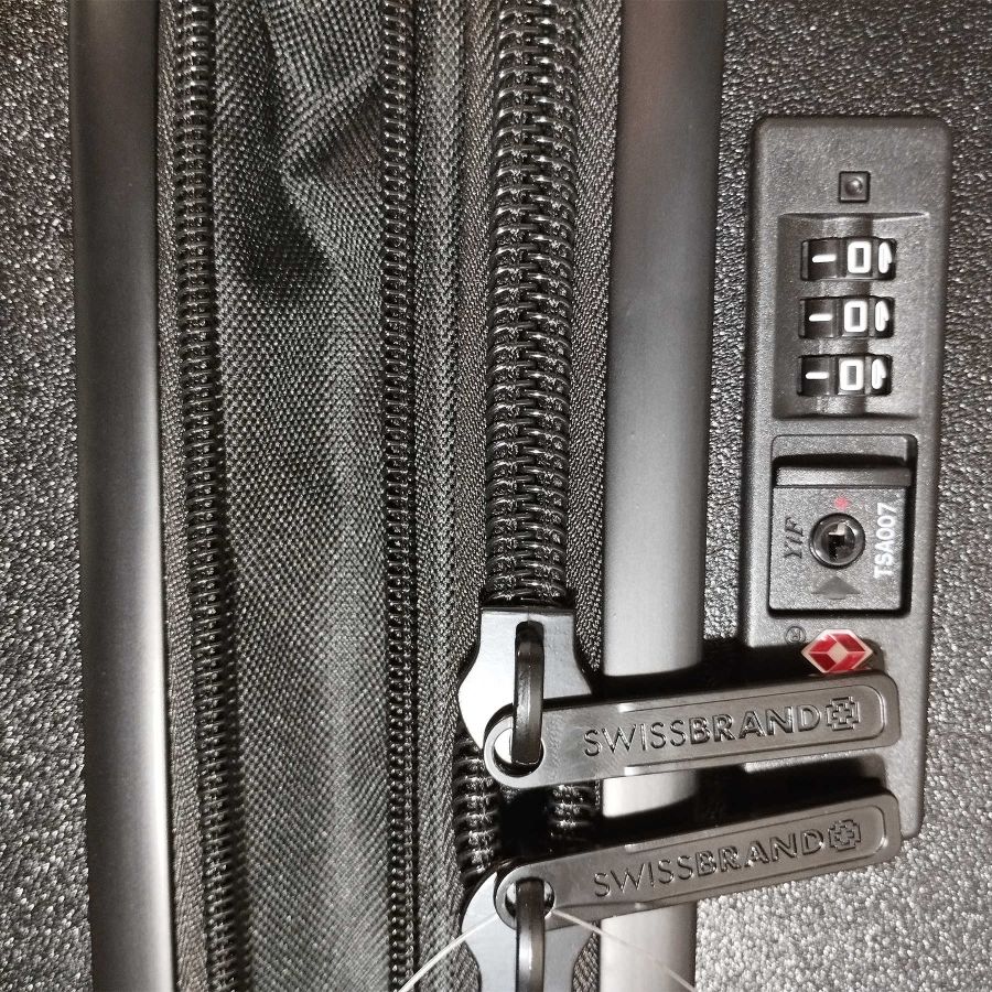 Чемодан маленький под ручную кладь Swissbrand Enstone (S) ABS-Plastic Black (SWB_LHENS001S)