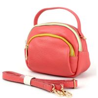 Небольшая кожаная женская сумка Borsacomoda 818.031 Коралловая